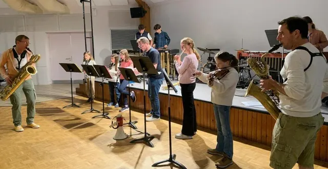 photo  l’orchestre mini-folk des élèves de l’école de musique.  &copy;  le maine libre 