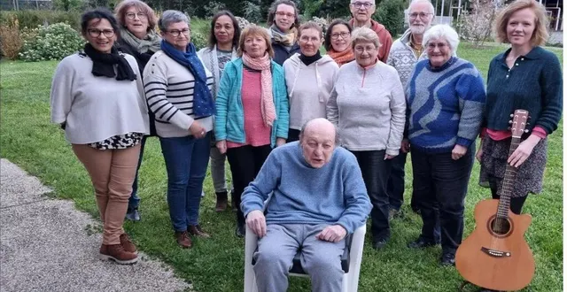 photo  la chorale neuvil’idylle, dirigée par nathalie tomczyk (à droite), interpréterades chants de france et d’ailleurs, de la renaissance à nos jours.  &copy;  ouest-france 