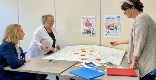 photo  de gauche à droite : valérie radou, présidente de la 4cps ; sonia moinet, vice-présidente en charge de l’action sociale ; sandrine lucas, responsable développement territorial enfance jeunesse.  &copy;  ouest-france 