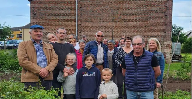 photo  après la visite des parcelles, le groupe a partagé un barbecue.  &copy;  ouest-france 