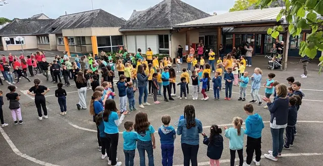 photo  mardi, les couleurs de l’olympisme ont été bien représentées sur la cour de l’école claude-debussy, les 168 élèves et leurs enseignantes ont marqué le passage de la flamme à angers en la faisant passer de mains en mains dans cinq rondes aux couleurs olympiques.  &copy;  ouest-france 