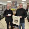 photo à chambois, nathalie et frédéric chartier ont fait fabriquer des sacs, mugs et magnets sur le thème de la poche de falaise-chambois pour « vendre des objets uniques, pas ceux qu’on trouve partout ».