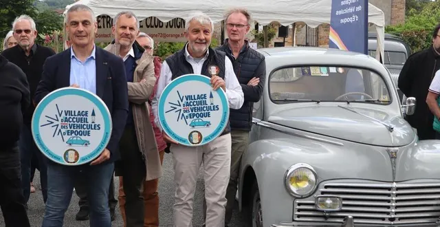 photo  francis piquera, délégué régional de la fédération française des véhicules d’époque (à droite) a remis au maire daniel chevalier les panneaux du label « villages d’accueil véhicules d’époque » qui seront installés dans la commune de juigné-sur-sarthe.  &copy;  ouest-france 