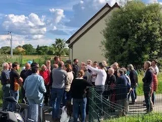 photo  le maire entouré de nombreux habitants venus à sa rencontre.  &copy;  le maine libre 