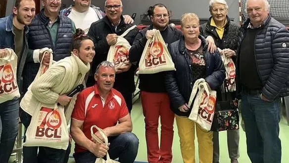 photo  photo souvenir des dix derniers présidents (es) du bcl, qui se sont succédé au club de basket loulaysien en 70 ans !  &copy;  ouest-france 