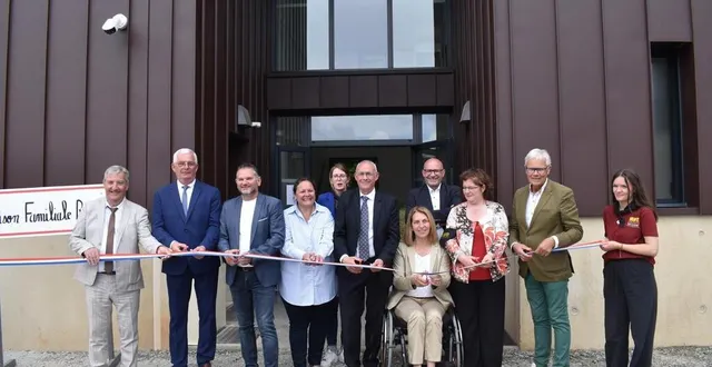 photo  responsables de l’établissement et partenaires financiers du projet, ont coupé le ruban inaugural.  &copy;  le maine libre 