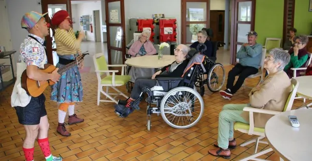 photo  neufchâtel-en-saosnois, lundi 27 mai 2024. olga et jimmy apportent joie et bonne humeur auprès des résidents.  &copy;  le maine libre 
