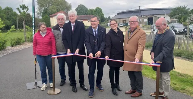 photo  l’inauguration a eu lieu en présence notamment de dominique le mèner président du conseil départemental, marie-elise tilly sous-préfète de la flèche, hervé roncière maire de montval-sur-loir.  &copy;  le maine libre 