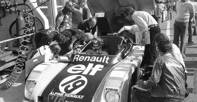 photo  24 heures du mans 1976. l’alpine renault a442 aux stands lors des essais, pilotée par jean-pierre jabouille, patrick tambay et josé dolhem.  &copy;  archives ouest-france 