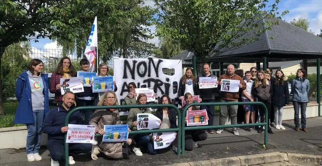 photo  une vingtaine d’enseignants, de parents et d’élèves du collège du houlme de briouze (orne) se sont réunis ce vendredi 31 mai 2024, pour protester contre la réforme du « choc des savoirs » et la mise en place des groupes de niveau.  &copy;  ouest-france 