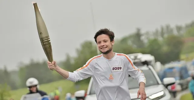 photo  alexandre allain a porté la flamme olympique en mayenne, mercredi 29 mai 2024.  &copy;  paris 2024 / laurent vu / sipa p 