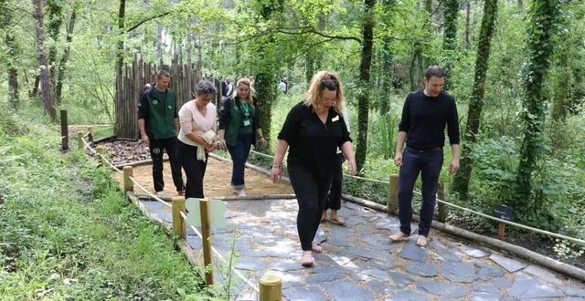 photo  morton, route des trois-moutiers, jeudi 23 mai 2024. chacun a été invité à se déchausser pour mieux éprouver les différentes surfaces du parcours sensoriel.  &copy;  co 