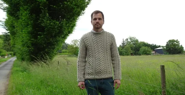 photo  furick vignaud, le porte-parole des opposants, à côté de l’endroit où free projette de construire une antenne mobile de 33 m.  &copy;  ouest-france 