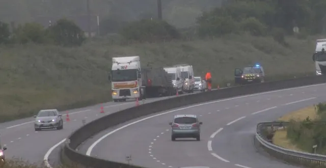 photo  quatorze sapeurs pompiers ont été mobilisés sur l’incendie d’un poids lourd sur l’a28 reliant sées et alençon, ce vendredi 31 mai 2024.  &copy;  ouest france 