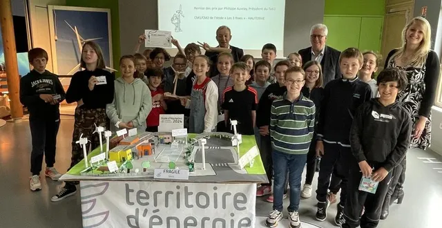 photo  les 23 élèves de cm1/cm2 de l’école d’hauterive, aux côtés de marie-ange levavasseur, leur professeure, de philippe auvray, président de territoire d’énergie orne et de rémy rillet, vice-président de la communauté de communes de la vallée de la haute-sarthe.  &copy;  ouest-france 