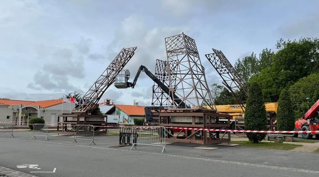 Une réplique de la tour Eiffel s’installe pour l’été dans le bourg de l