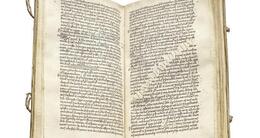 Info insolite  le manuscrit breton daté du xie siècle produit pour l’abbaye de locmaria à quimper (finistère). la page de droite a été recousue au fil de soie. 