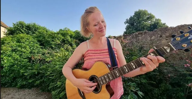 photo  la cheffe de chœur nathalie tomscy dirige la chorale à neuville  &copy;  ouest-france 