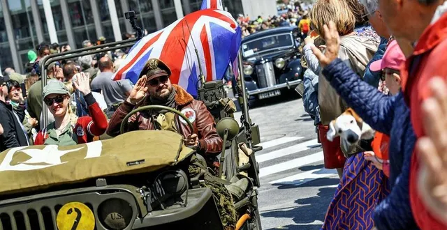 photo  dans les rues d’arromanches, une parade de véhicules militaires dans le cadre du 79e anniversaire du débarquement en juin 2023  &copy;  archives ouest-france/martin roche 