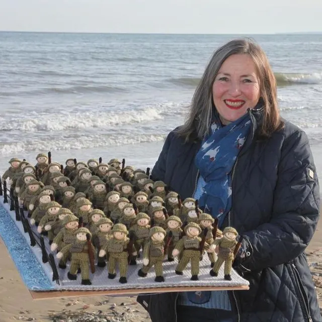 photo tansy forster et son armée de soldats en tricot.  ©  famille forster