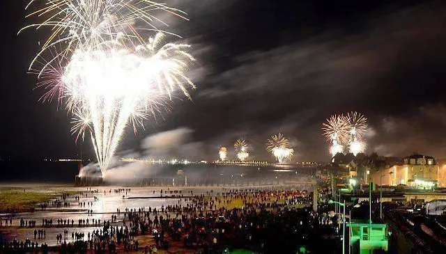 photo le 5 juin 2014, le tir simultané de vingt-quatre feux d’artifice sur la côte normande avait attiré des dizaines de milliers de visiteurs sur les sites.  ©  archives marc ollivier, ouest-france