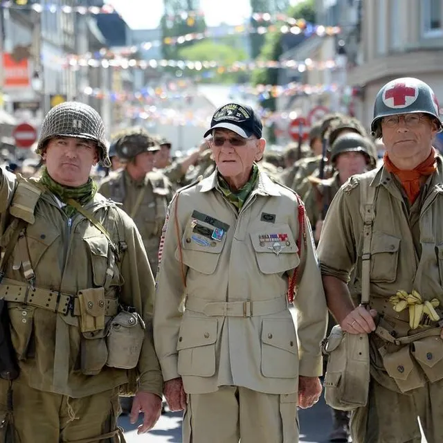 photo tom rice, vétéran parachutiste américain en tête de la « carentan liberty march », lors du 79e anniversaire du débarquement de normandie, en juin 2023.  ©  archives martin roche, ouest-france
