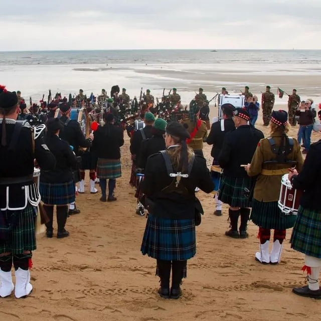 photo lors du 79e anniversaire du d-day en 2023, une gerbe avait été déposée en mer par la snsm, en mémoire aux soldats qui ont débarqué le 6 juin 1944, sur la plage de colleville-sur-orne (aujourd’hui colleville-montgomery), en présence des pipers du bowu (bagpipers of the world united) et des commandos fusiliers marins.  ©  archives ouest-france