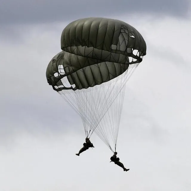 photo parachutage à la fièvre à sainte-mère-eglise (manche), lors du 75e anniversaire du débarquement.  ©  archives ouest-france