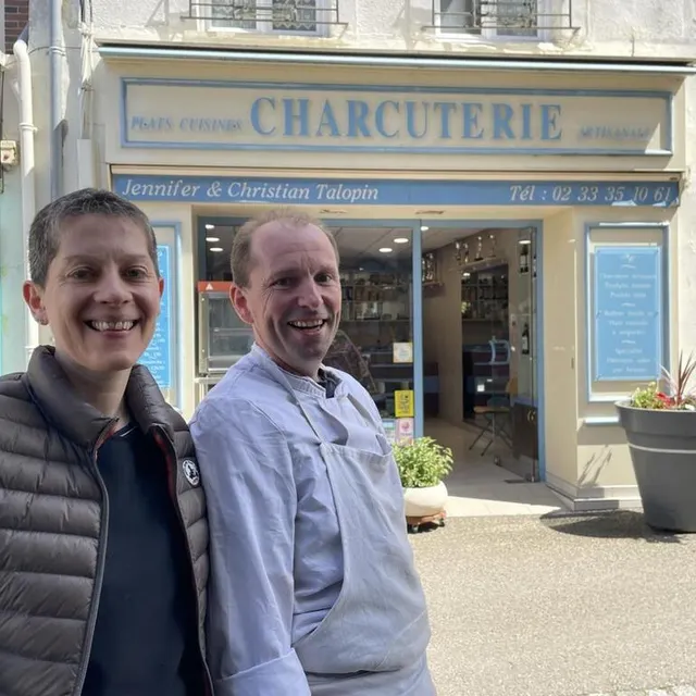 photo jennifer et christian talopin, vendredi 31 mai 2024 devant leur commerce.  ©  ouest-france