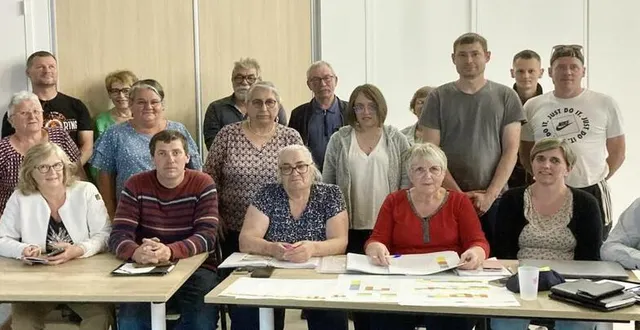 photo  le bureau de noyen-communication et les bénévoles réunis en préparation de la fête du 16 juin pour ses 30 ans.  &copy;  ouest-france 