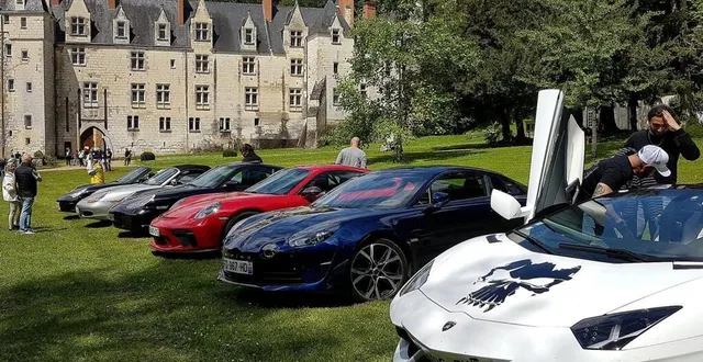 photo  quatre-vingts véhicules d’exception ont fait halte à courtanvaux, samedi.  &copy;  ouest-france 