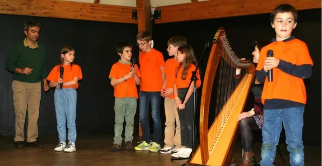 photo  les enfants sur scène.  &copy;  le maine libre 