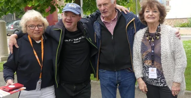 photo  arnaud toupense avec anne revel-bertrand, la présidente et des bénévoles du festival jeunesse tout courts.  &copy;  ouest-france 