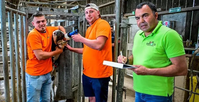 photo  rouillon, mercredi 22 mai 2024. gabin et gabriel (ici aux côtés de pascal jousse) sont remplaçants agricoles depuis septembre. ils ont participé à ces olympiades.  &copy;  photo le maine libre – yvon loué 