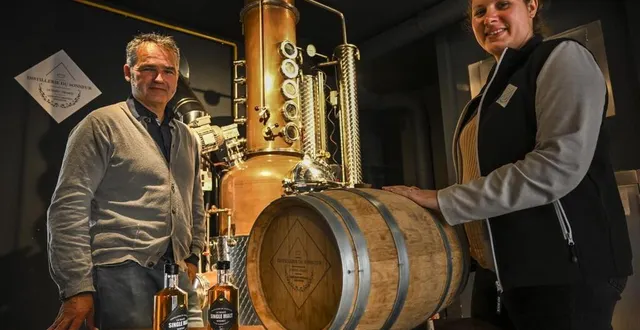 photo  emmanuel, responsable de l’établissement et claire, employée à la distillerie.  &copy;  photo le maine libre – denis lambert 