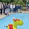 photo élus et agents de la commune ont posé au bord de la pataugeoire pour la soirée de réception des travaux de la piscine, vendredi 31 mai 2024, à précigné.