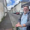 photo le maire adjoint en charge des travaux, gérard viel, devant la rue pierre-trévin d’ecouché-les-vallées (orne).