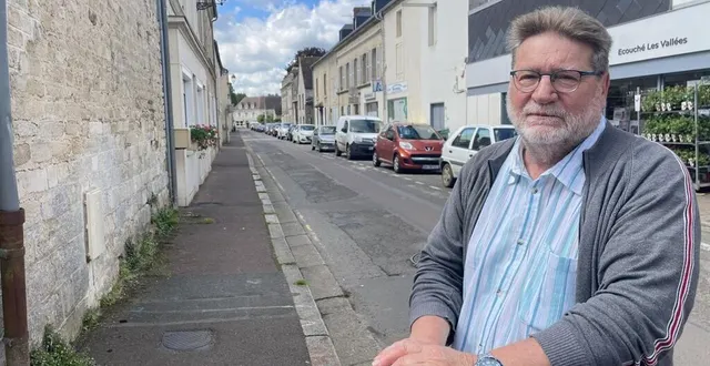 photo  le maire adjoint en charge des travaux, gérard viel, devant la rue pierre-trévin d’ecouché-les-vallées (orne).  &copy;  ouest-france 