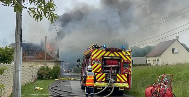 photo  un important incendie s’est déclaré peu avant 17 h, ce samedi 1er juin 2024, dans un garage à la mesnerie, à une vingtaine de kilomètres d’alençon (orne).  &copy;  ouest-france 