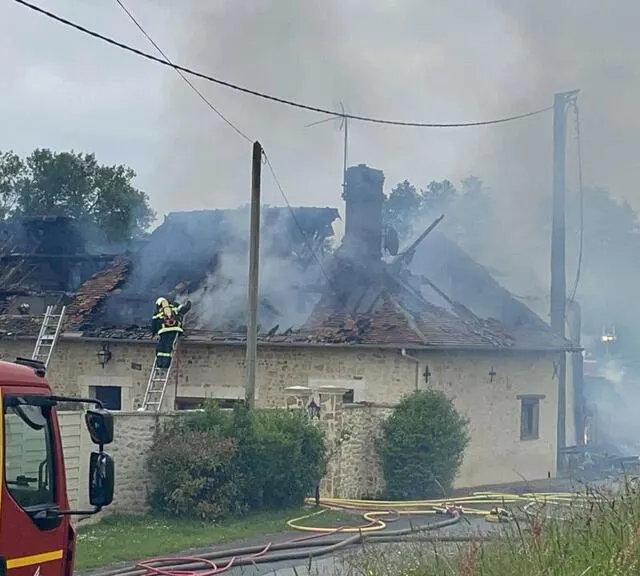 photo il ne reste plus rien du garage de 100 m2 attenant à la maison, détruit par les flammes. flammes qui ont également ravagé les combles et la toiture de la maison de 150 m2.  ©  ouest-france