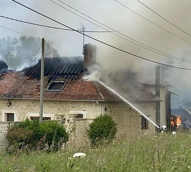 photo le feu, parti d’un garage, s’est propagé à une maison d’habitation, détruisant, en partie, les combles et la toiture.  ©  ouest-france