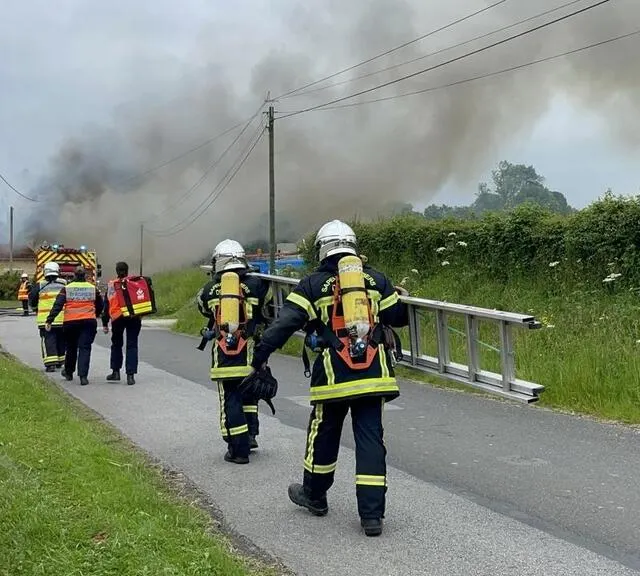photo le panache de fumée était visible de loin, à la mesnerie, où un incendie a ravagé un garage et en partie, détruit les combles d’une maison d’habitation.  ©  ouest-france