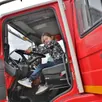 photo  alexane, 6 ans, au volant d’un camion-citerne pour les feux de forêt, à l’anniversaire du centre de secours de noyen-sur-sarthe, ce samedi 1er juin 2024. 