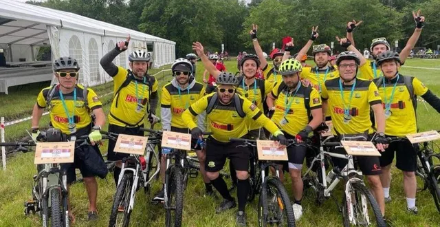 photo  les 11 palvinéens avaient gardé leur tunique jaune et noir mais remplacé le ballon par un vtt  &copy;  le maine libre 