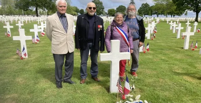photo  la délégation tressonnaise derrière la croix de la tombe où repose lelieutenant abbot.  &copy;  jacky emery 