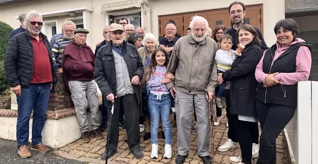 photo  les habitants de la place de l’oasis et de la rue jean-françois, au mans, ont fêté les 100 ans de raymond galbrun (au premier plan sur la droite), ce samedi 1er juin 2024.  &copy;  le maine libre 