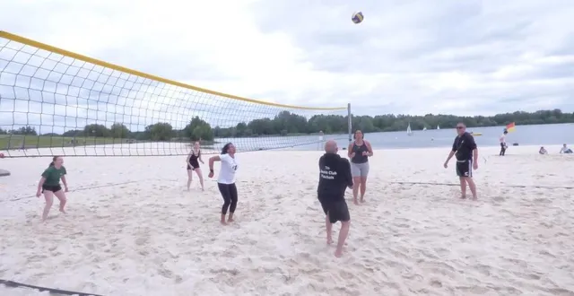 photo  pas de plage sans beach-volley, sport de l’été par excellence, la fête des lacs n’a pas failli à la tradition en proposant cette activité très physique.  &copy;  ouest-france 
