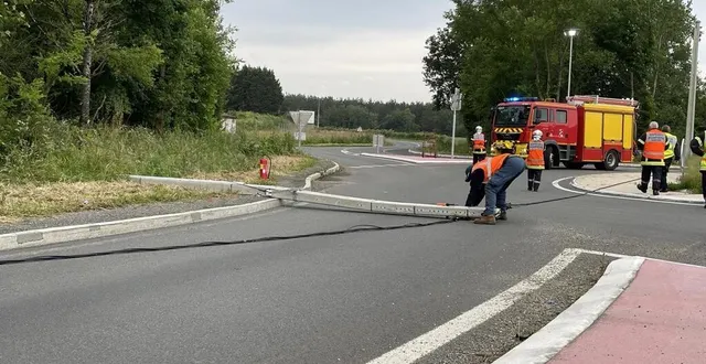 photo  le poteau est tombé sur la voie en direction de la flèche, juste après le rond-point du bailleul.  &copy;  le maine libre 
