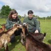 photo  marion daguené et fabien arnaud, les propriétaires d’il était une ferme à saint-georges-sur-loire dans l’enclos aux chèvres. 