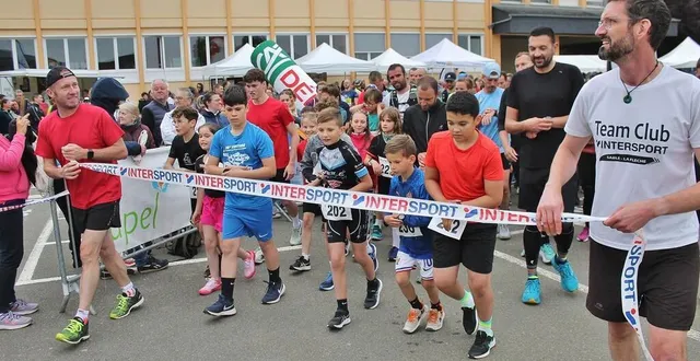 photo  le départ de la foulée des familles, encadré par carl geindreau et philippe de jocas, à l’apel des foulées, dimanche 2 juin 2024, dans la cour du collège sainte-anne, à sablé-sur-sarthe.  &copy;  ouest-france 